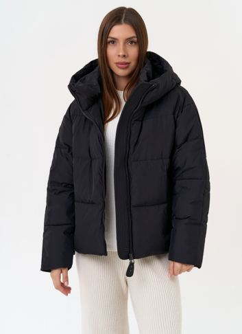 Женский пуховик черного цвета с капюшоном