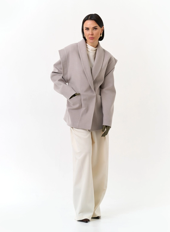 Женское укороченное пальто с акцентными плечами фото
