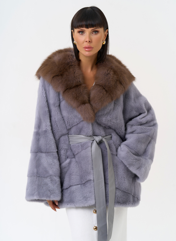 Женская шуба из меха норки с капюшоном из меха куницы