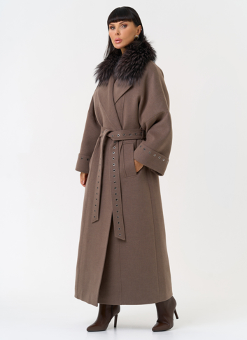 Утепленное женское пальто с английским воротником из меха лисы