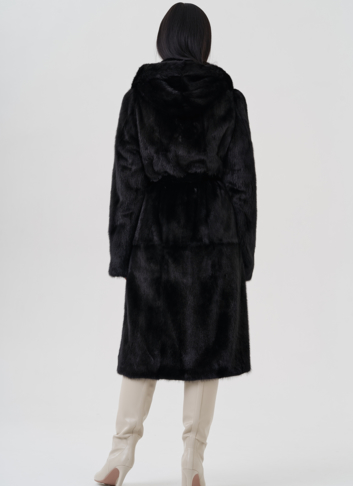 Шуба из норки черного цвета с капюшоном 