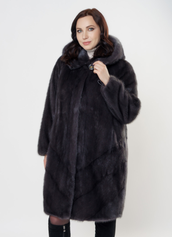 Женская шуба в сером цвете