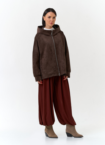 Женская куртка из эко замши с капюшоном