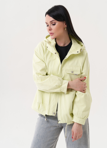 Светлая ветровка с капюшоном