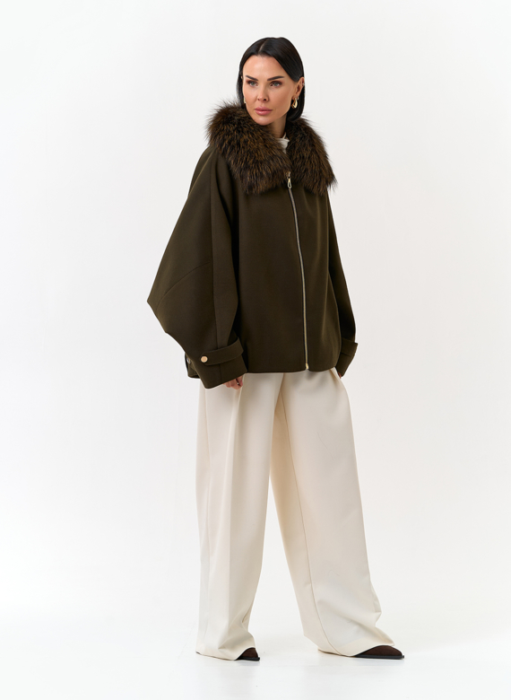 Женское укороченное пальто с отделкой из меха лисы