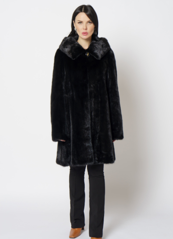 Шуба из норки с капюшоном черного цвета