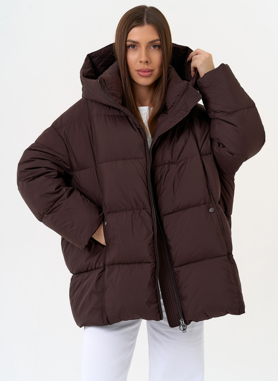 Женский пуховик коричневого цвета с капюшоном