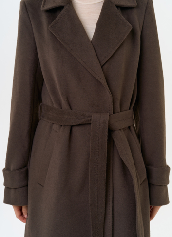 Женское пальто с английским воротником