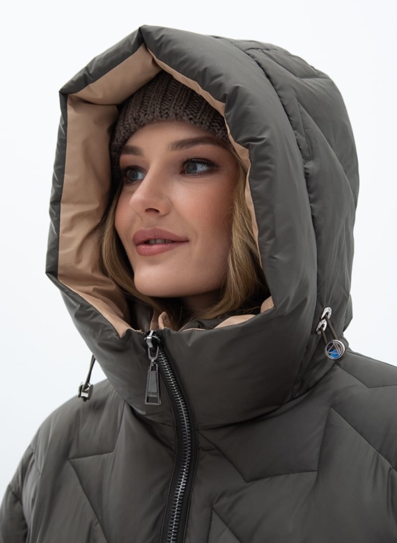 Женский удлиненный пуховик  капюшоном