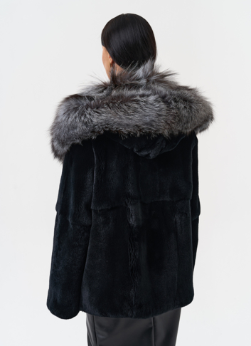 Шуба из меха кролика с капюшоном из чернобурки