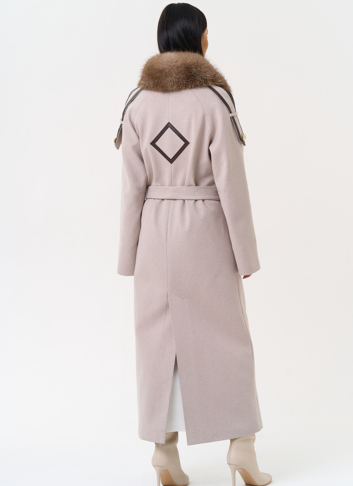 Утепленное женское пальто с английским воротником из меха фроста