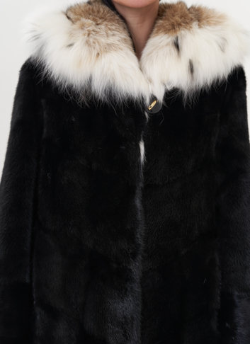 Норковая шуба черного цвета с рысью