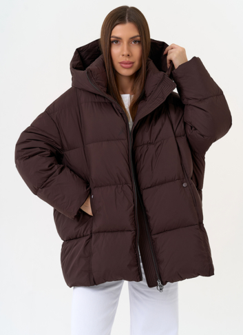 Женский пуховик коричневого цвета с капюшоном