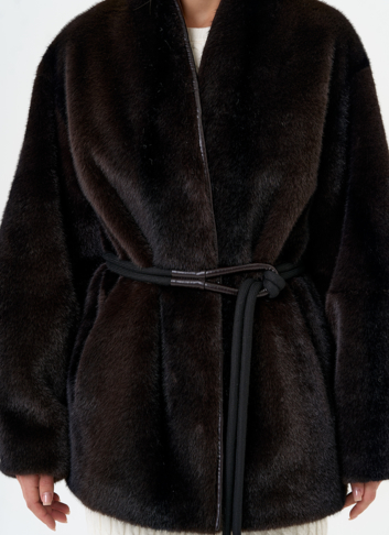 Женская шуба из эко меха коричневого цвета