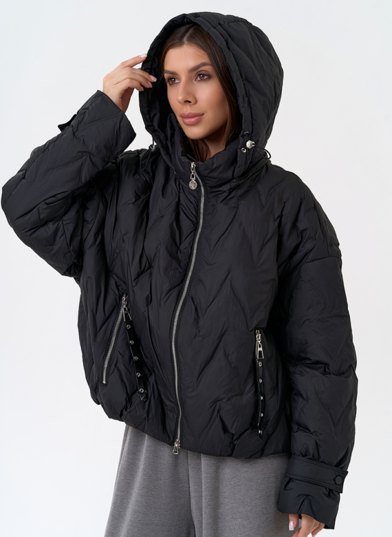 Женская куртка с капюшоном в черном цвете
