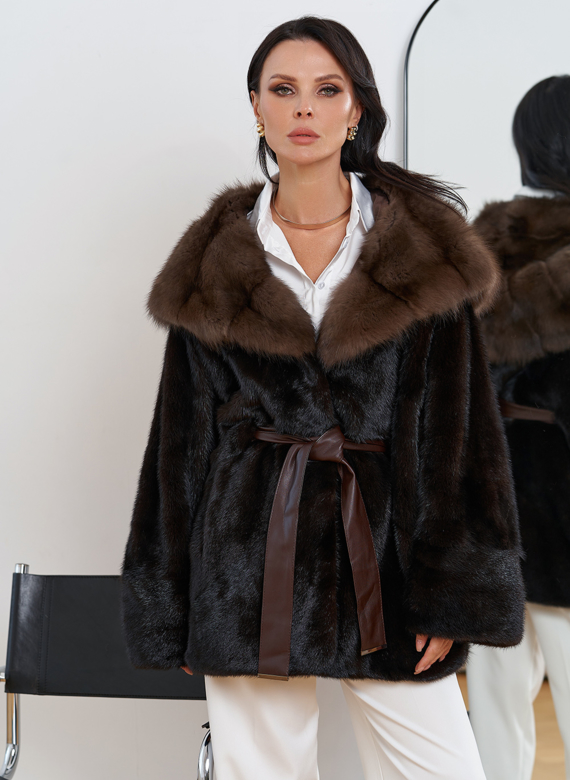 Женская шуба из меха норки с капюшоном из меха куницы