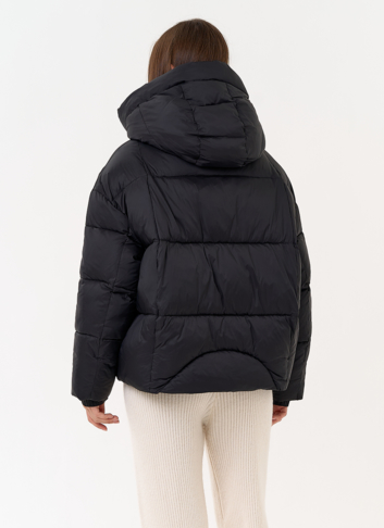 Женский короткий пуховик черного цвета