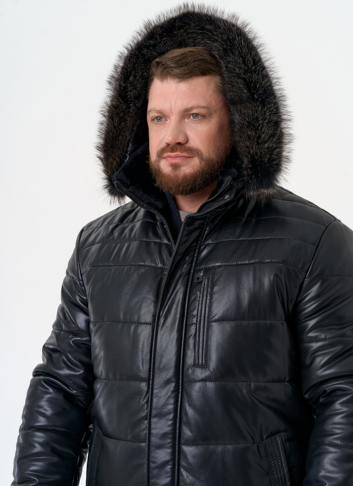 Пуховик из эко кожи с капюшоном из меха енота