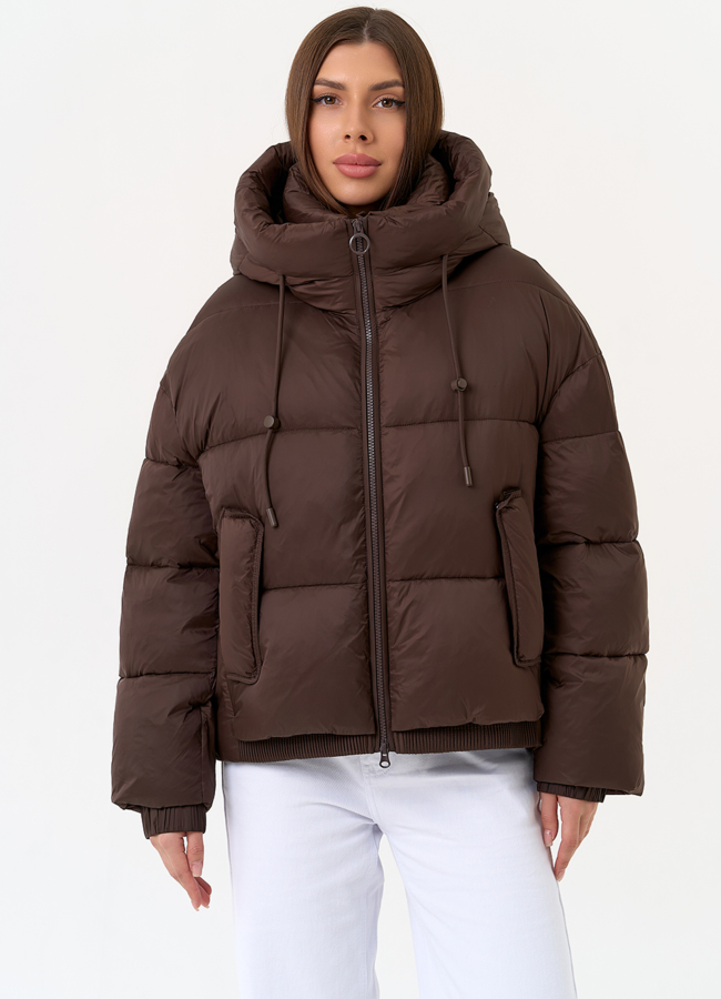 фото Женский короткий пуховик коричневого цвета модель № 31588